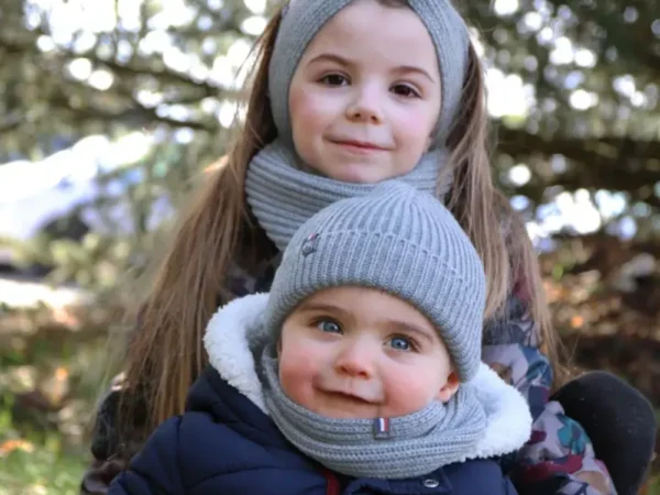 Bandeau Claire Zinc en maille côtelée PmP Premium porté par une enfant avec un tour de cou assorti.