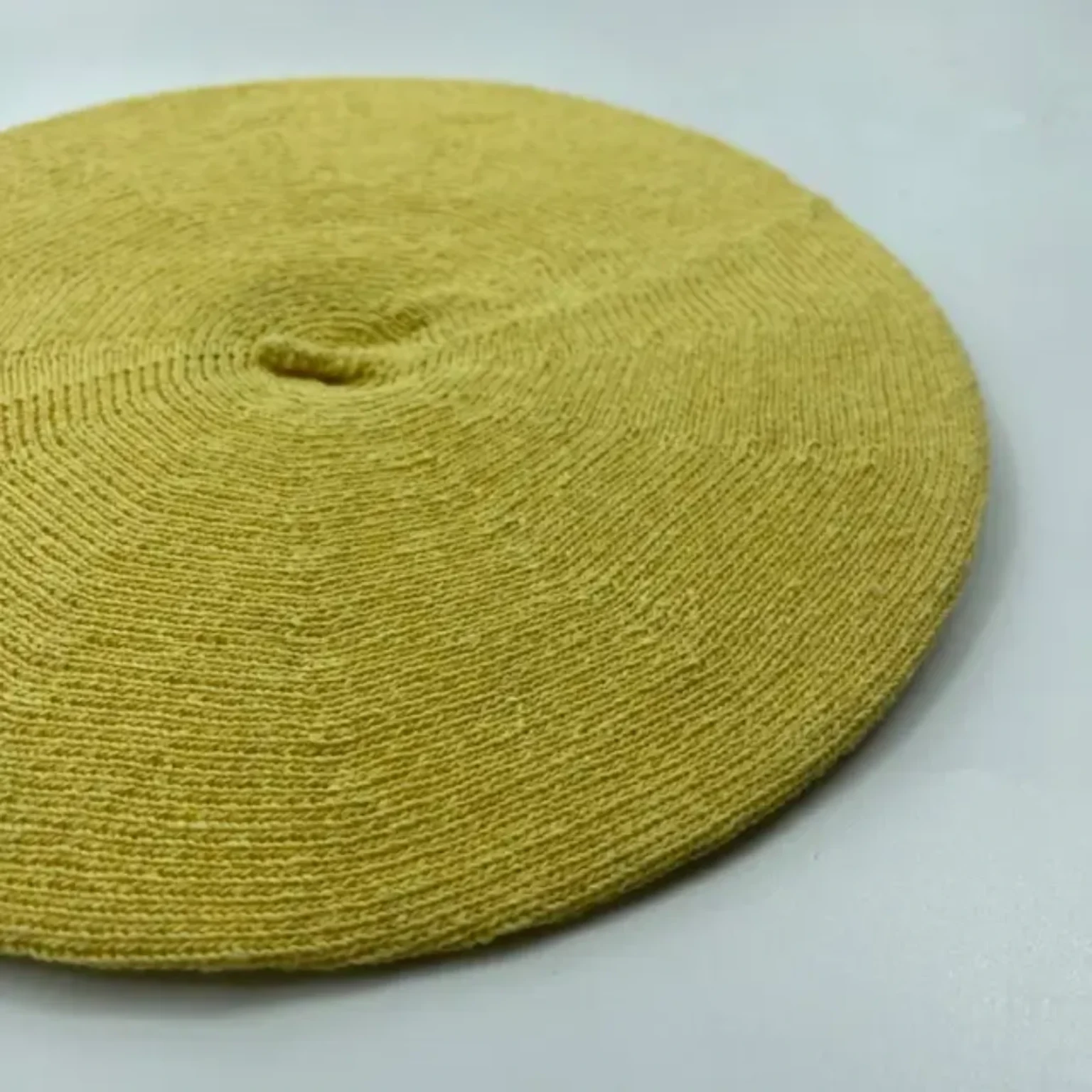 Béret enfant EcoJean jaune moutarde en laine, présenté seul sur fond blanc.