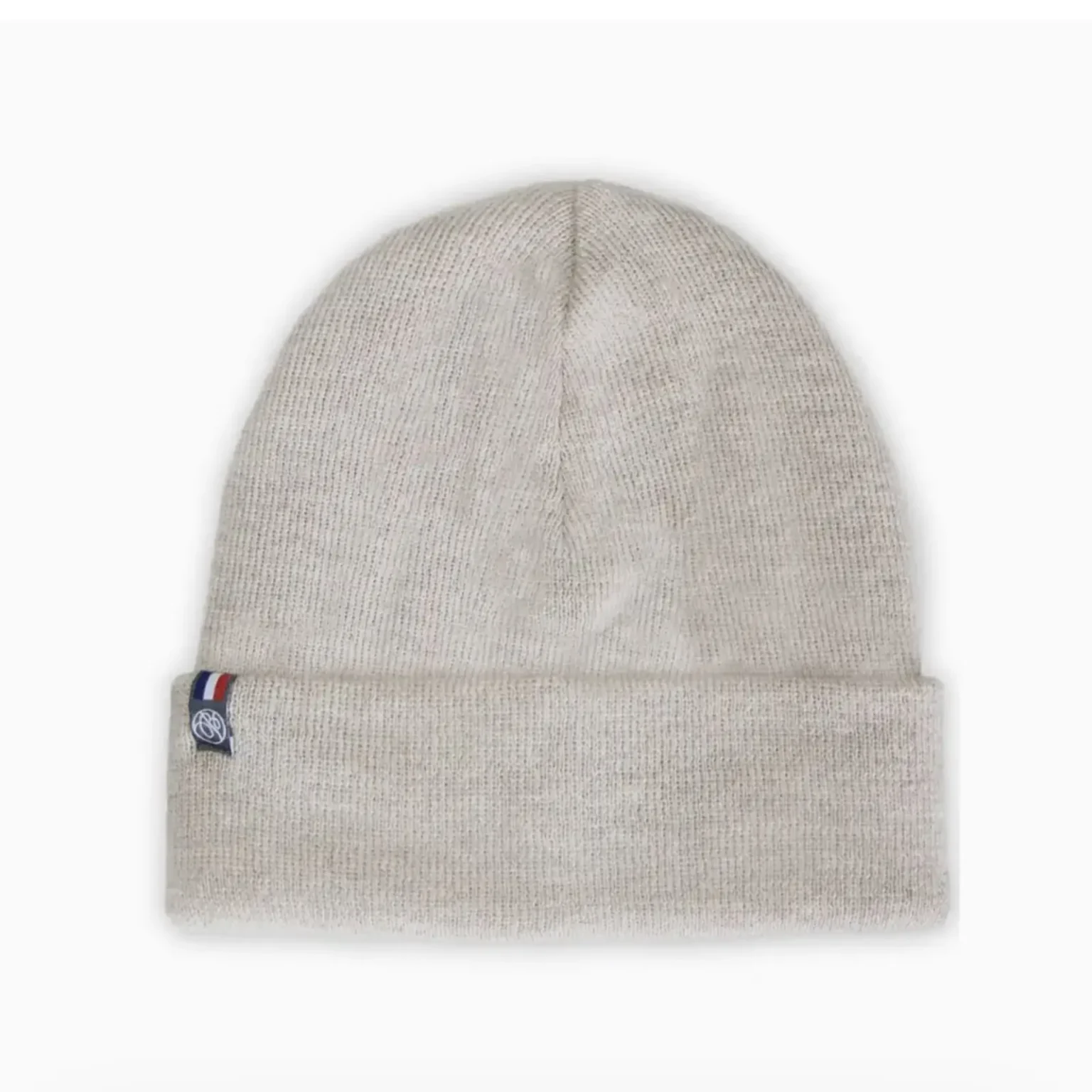 Bonnet homme beige en maille côtelée présenté de face sur un fond clair.