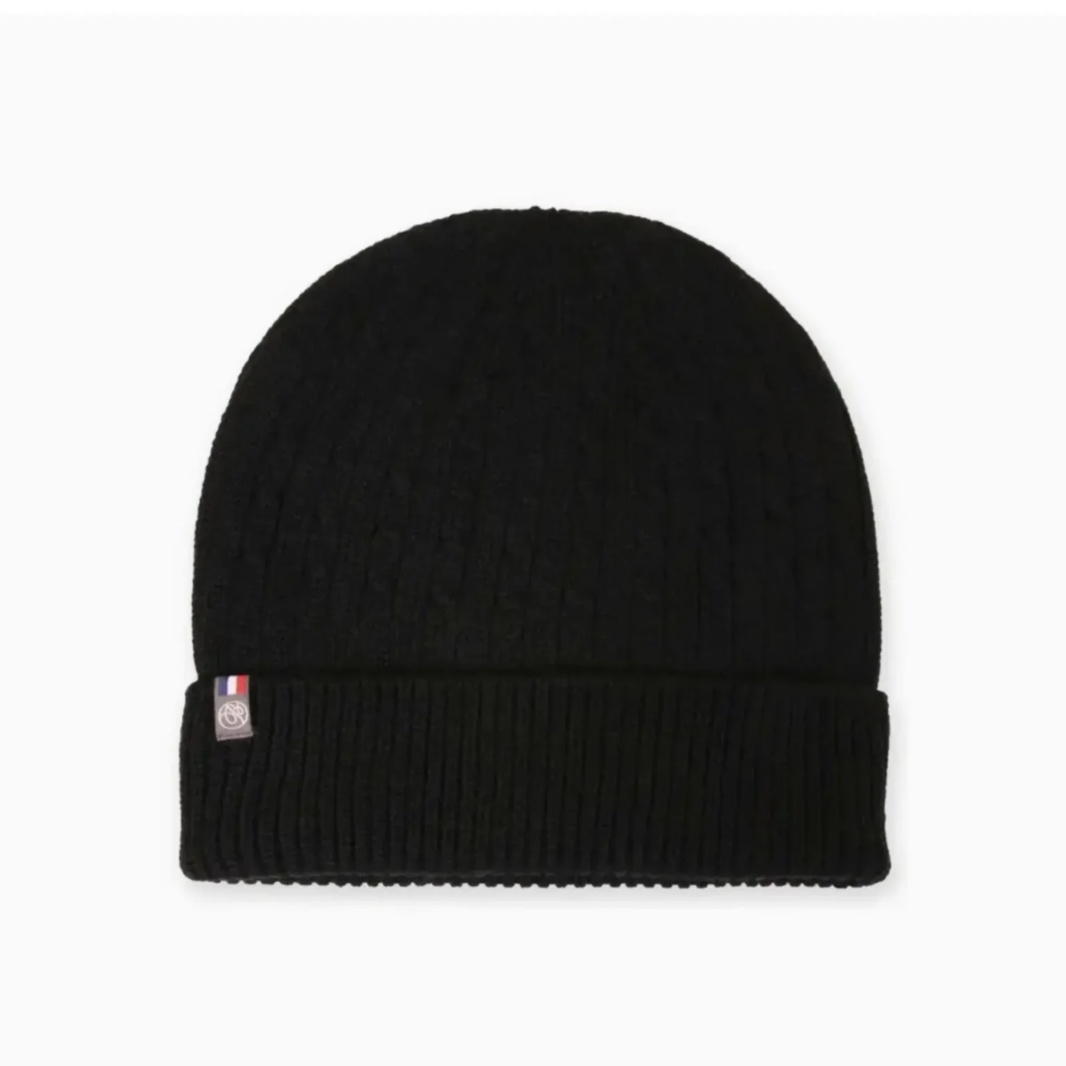 Bonnet noir en maille côtelée présenté de face sur un fond clair.