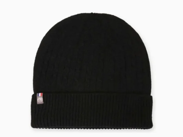 Bonnet noir en maille côtelée présenté de face sur un fond clair.