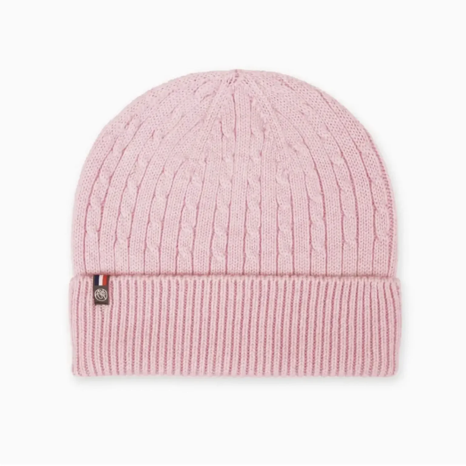 Bonnet rose en maille côtelée présenté de face sur un fond clair.