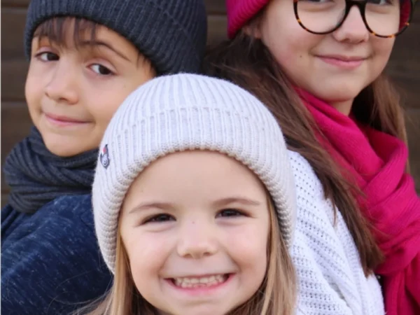 Palette présentant plusieurs bonnets enfant à revers dans différents coloris de la collection PmP Premium.