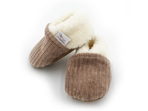 Chaussons bébé en velours taupe