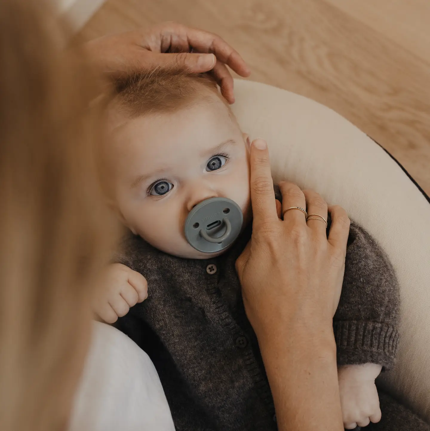 Bébé avec tétine ChooChoo en silicone médical