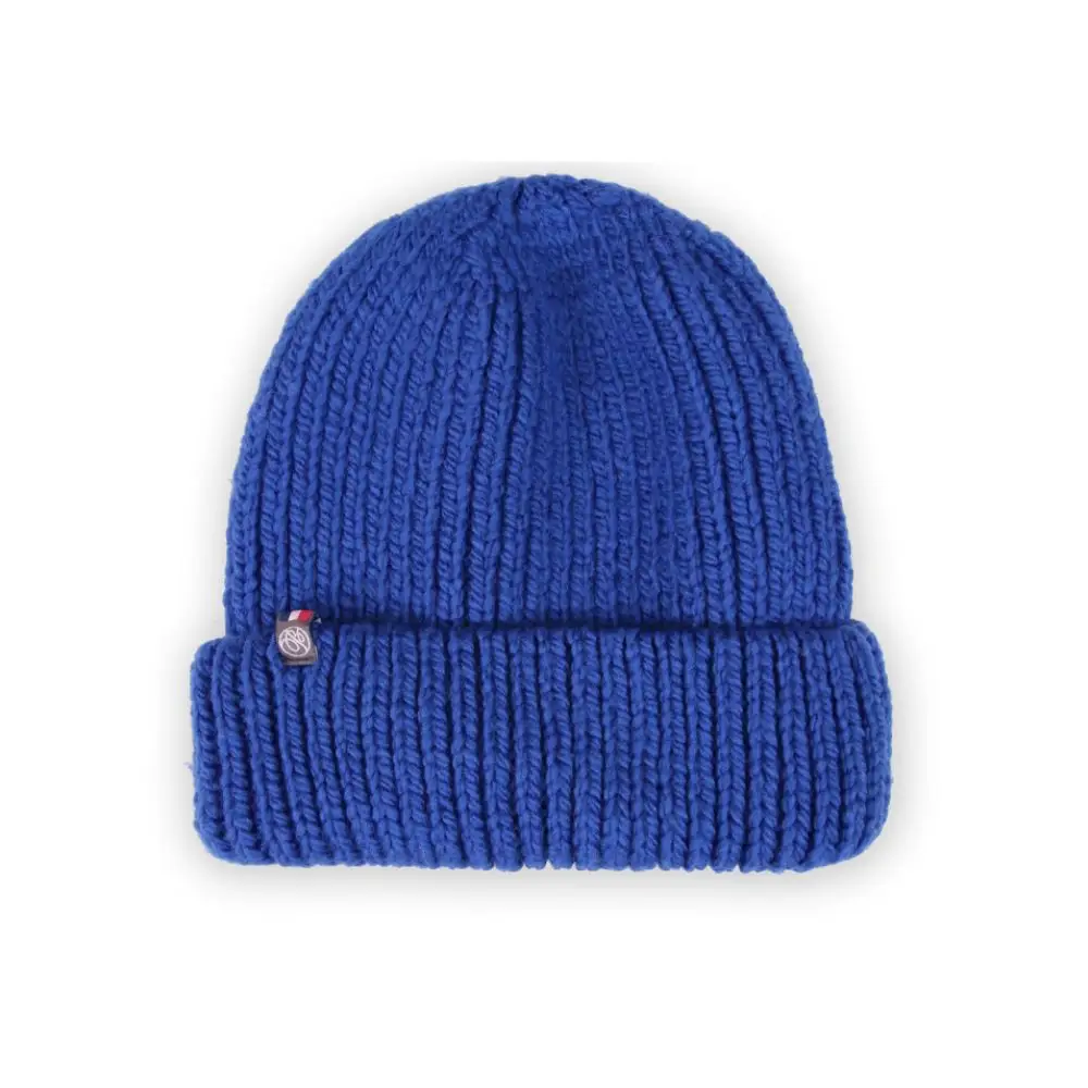 Bonnet Clair bleu en maille côtelée avec revers large et étiquette tricolore, présenté de face sur un fond clair.