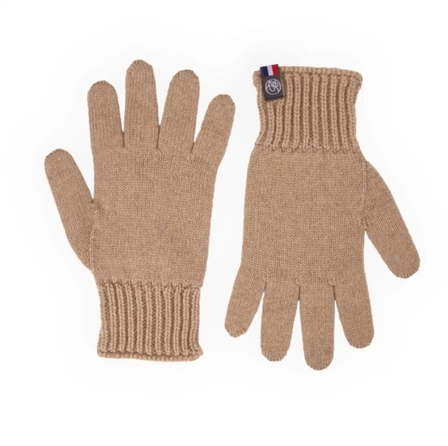 Paire de gants tactiles couleur camel en maille présentée de face.