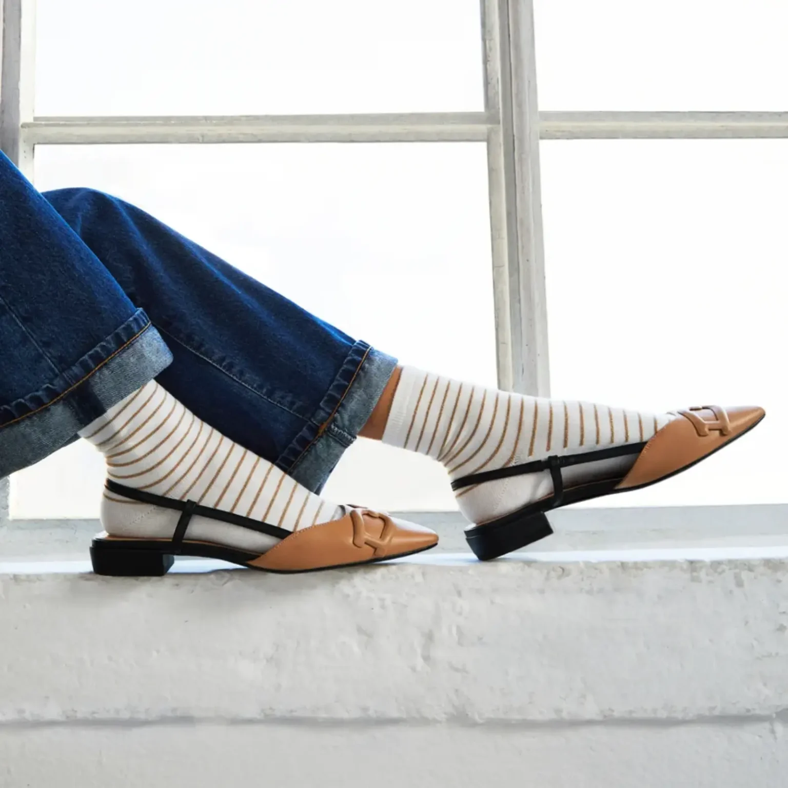 Chaussettes marinières écru or, femme à rayures portées avec un jean