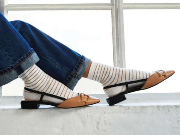 Chaussettes marinières écru or, femme à rayures portées avec un jean