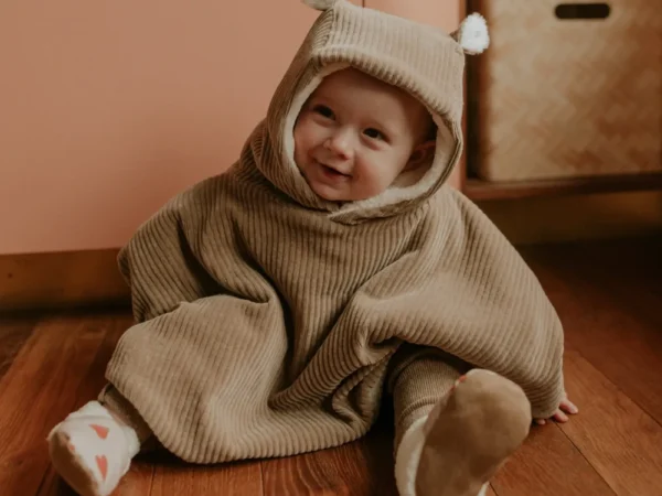 Poncho bébé en velours côtelé taupe