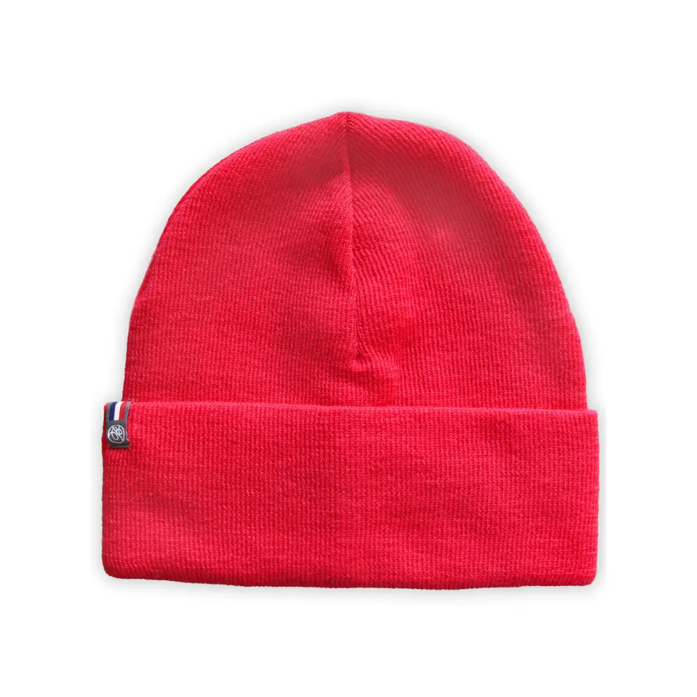 Bonnet Élie couleur pastèque en maille côtelée présenté de face sur un fond clair.